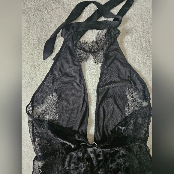 CHELSEA28 NORDSTROM Velvet & Lace Halter Bodysuit | SZ L - Picture 10 of 12